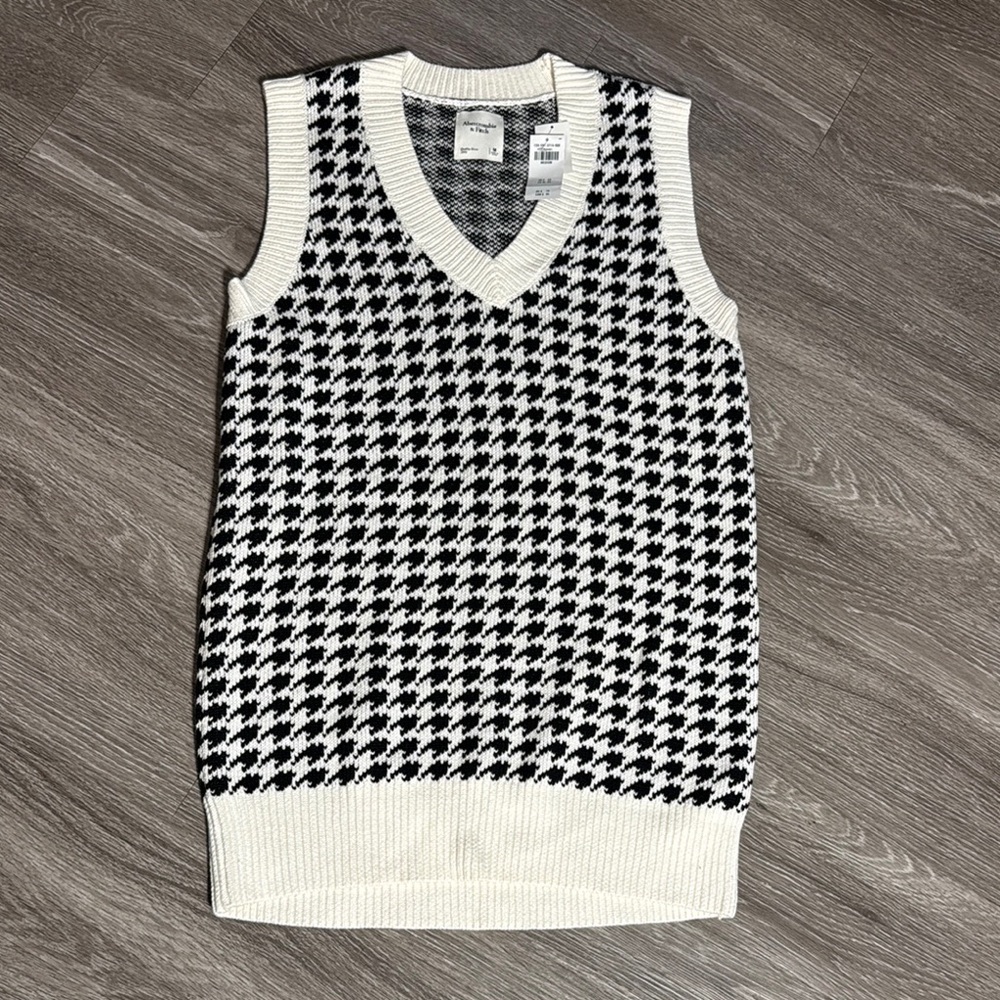 NWT. Abercrombie & Fitch Black and White V-Neck Sweater Dress. Size M